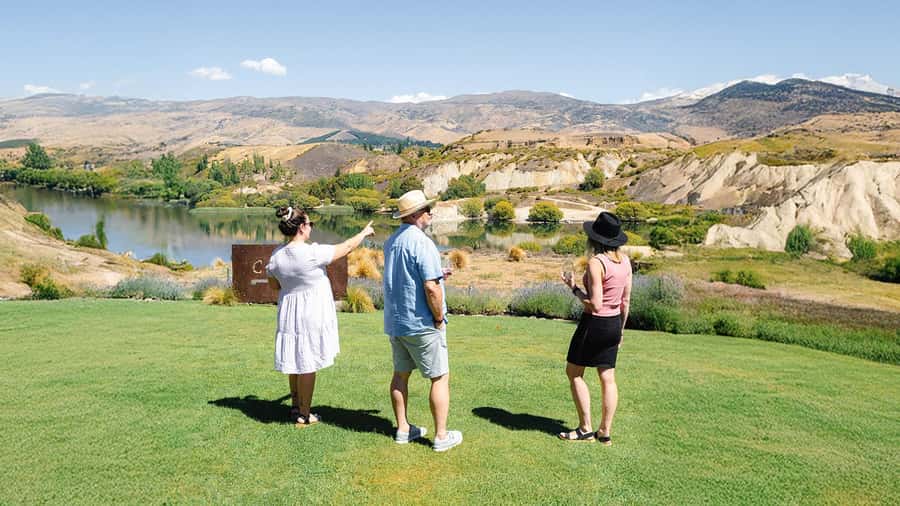 Boutique Winery Half-Day Tour & Vineyard Platter-Style Lunch - Guides Make the Difference: Craig and Donna’s Style