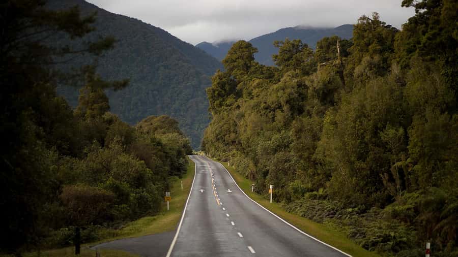From Queenstown: Scenic One-Way Tour to Franz Josef - Morning tea in Makarora: a small-town reset near Mount Aspiring National Park
