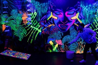 Glow in the Dark Mini Golf in Queenstown - Nine glowing holes and 8 mini-games: the play loop