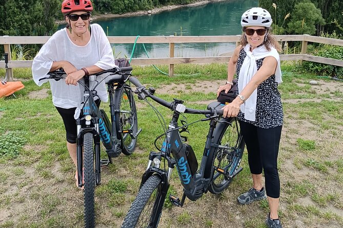 Lake Dunstan Cycleway Bike Rental And Return Shuttle - Break stops: Carrick Winery, Burger & Coffee Afloat, and Clyde celebrations