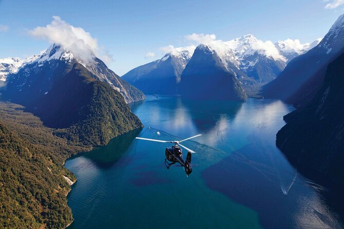 Milford and Fiordland Highlights Tour by Helicopter from Queenstown - The flight over the Southern Alps: how to watch without missing it