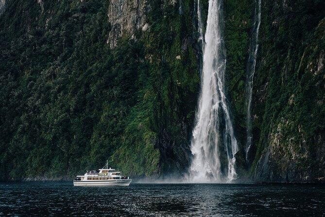 Milford Sound Helicopter and Cruise Tour from Queenstown - Milford Sound / Piopiotahi on the Water: The 2-Hour Cruise Loop