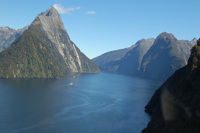 Milford Sound Helicopter Flight and Cruise from Queenstown - What to wear and bring for this Milford Sound day