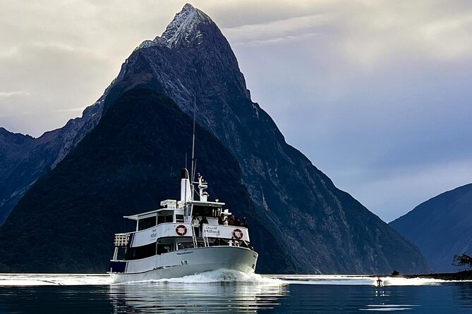 Premium Milford Sound Tour Including Cruise, Flight & Lunch - Getting out of Queenstown fast: Lake Wakatipu and The Remarkables