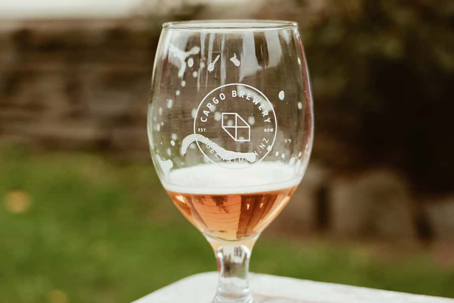 Queenstown: Craft Beer Brewery Tour with Lunch - Final Queenstown beer stop: your last hour to compare