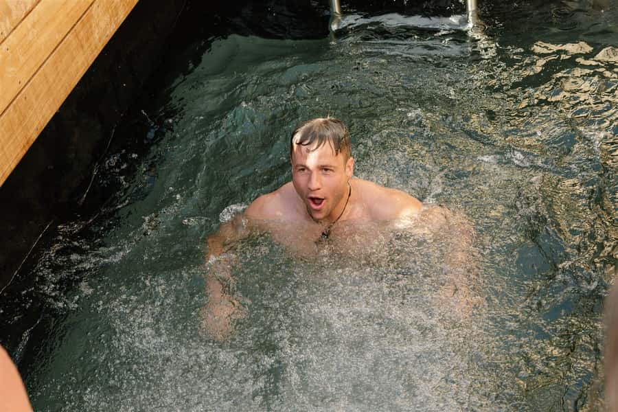 Queenstown: Floating Sauna Experience on Lake Whakatipu - Deck views and the relaxed, social vibe