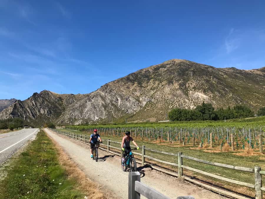 Queenstown: Guided E-Bike Tour with Winery Visits & Tastings - What you should bring so the day feels easy