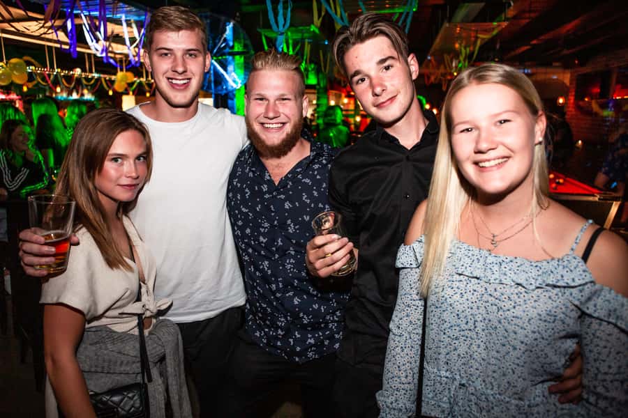 Queenstown: Ice Bar Crawl - Meeting at The London Bar: your easy starting point at 9:00 PM