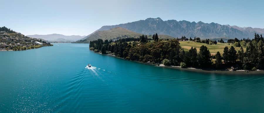 Queenstown: Lake Wakatipu Scenic Cruise - The captain’s commentary: the difference between seeing and understanding