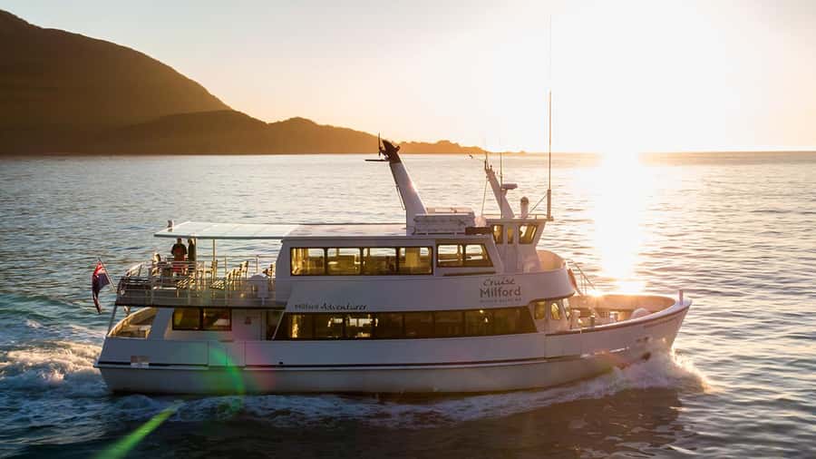 Queenstown: Milford Sound Small-Group Tour w Cruise & Lunch - Lake Wakatipu and the Devil’s Staircase: the scenery warm-up