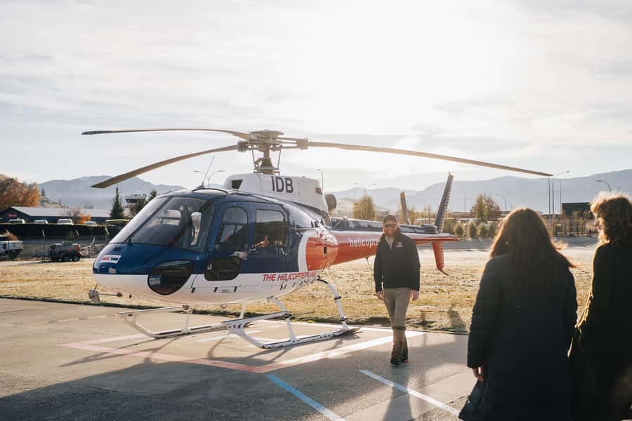 Queenstown: Pilot's Choice Helicopter Tour & Alpine Landing - In the air over Queenstown and Lake Wakatipu: what the pilot actually does