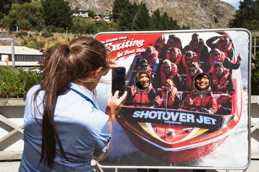 Queenstown: Scenic Highlights, Tour with Wine & Lake Cruise - A 4.5-hour Queenstown sampler in a premium Mercedes