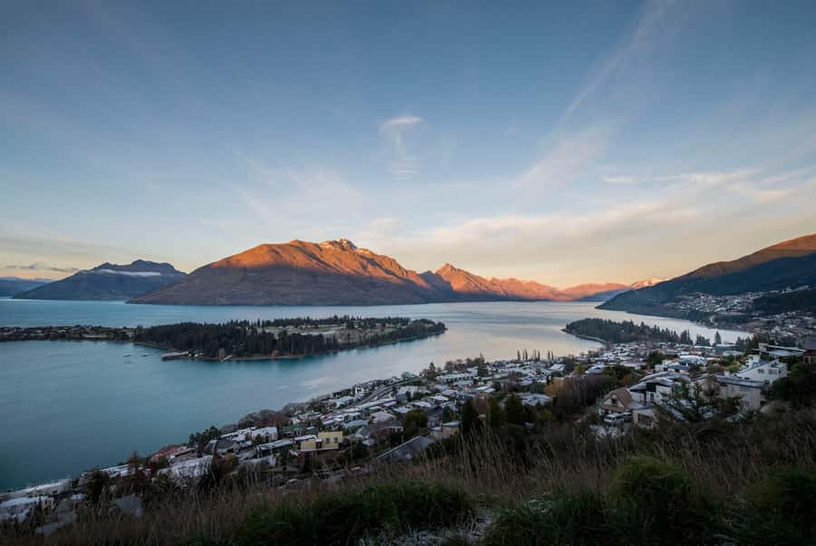 Queenstown: Scenic Highlights, Tour with Wine & Lake Cruise - Meeting at The Station and getting your bearings fast