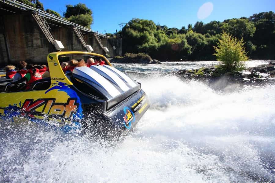 Queenstown: Shotover River and Kawarau River Jet Boat Ride - Lake Wakatipu and the first blast: when the speed finally feels real