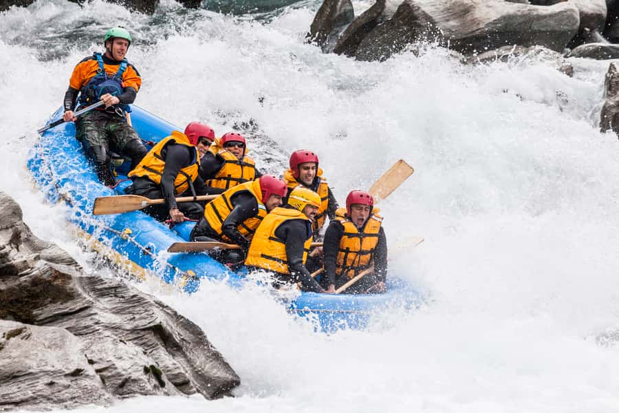 Queenstown: Shotover River Whitewater Rafting Trip - Down the Shotover: the rhythm of six grade 4–5 rapids