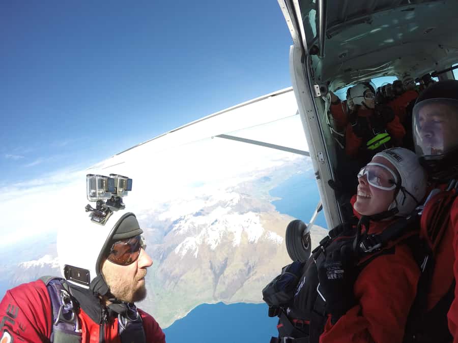 Queenstown: Tandem Skydive Experience - Base facilities: lockers, Wi-Fi, and the little comforts that help