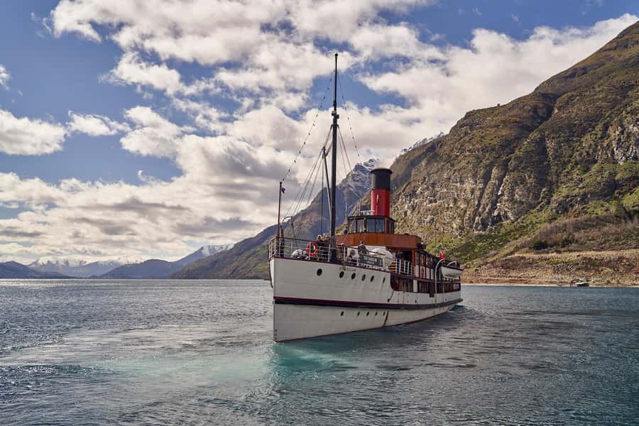 Queenstown: TSS Earnslaw Cruise of Lake Whakatipu - Stepping Aboard: The Edwardian TSS Earnslaw Atmosphere