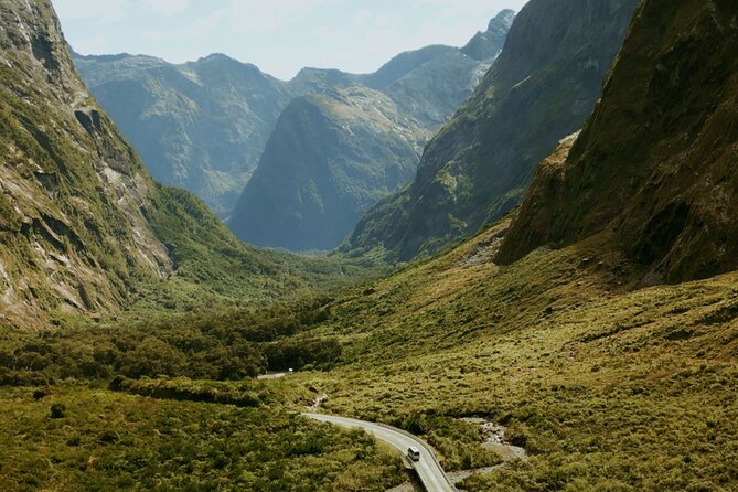 Small Group, Award Winning Milford Sound Day Experience & Cruise - Guides, pacing, and the small-group advantage (the stuff you feel)
